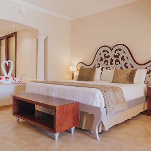 Colonial Oceanfront Junior Suite